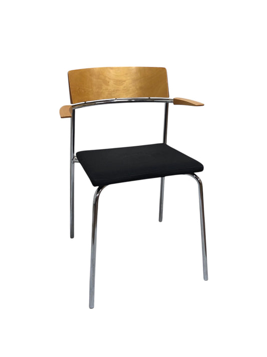 Elegant stol i ek med bekväma armstöd och fodrad sits – en stilren och ergonomisk matstol eller konferensstol i skandinavisk design, perfekt för matsal, mötesrum och moderna arbetsmiljöer.