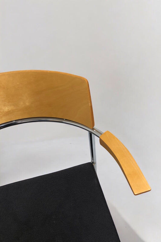 Elegant stol i ek med bekväma armstöd och fodrad sits – en stilren och ergonomisk matstol eller konferensstol i skandinavisk design, perfekt för matsal, mötesrum och moderna arbetsmiljöer.