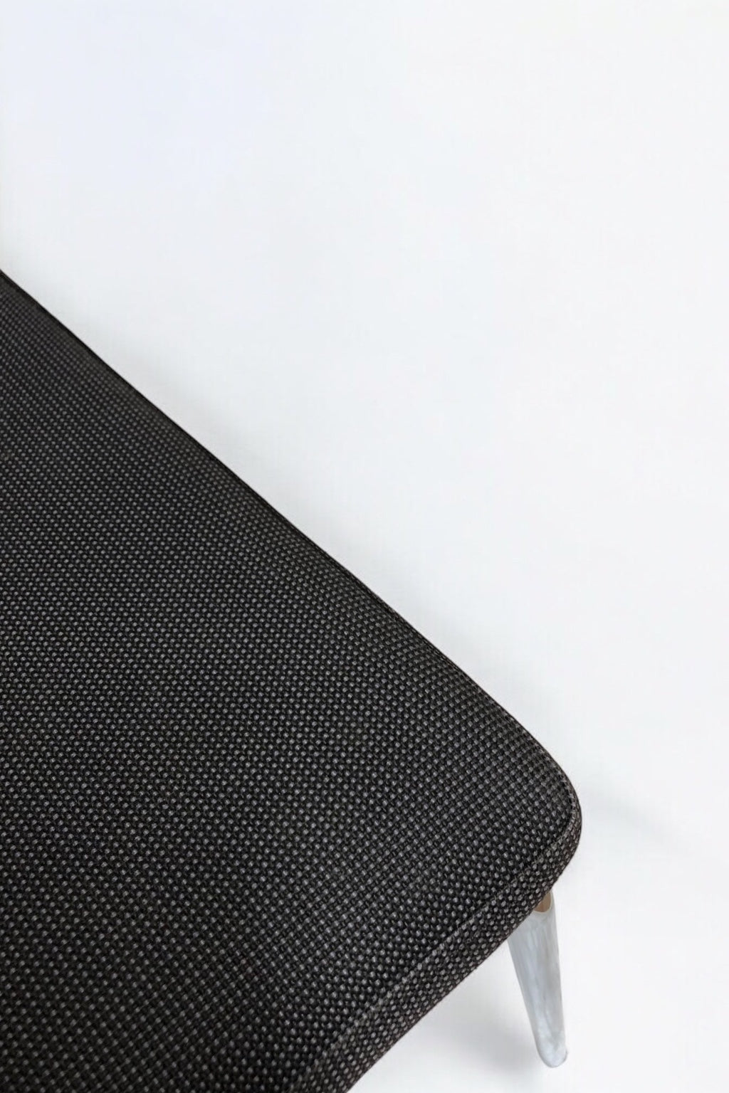 Elegant stol i ek med bekväma armstöd och fodrad sits – en stilren och ergonomisk matstol eller konferensstol i skandinavisk design, perfekt för matsal, mötesrum och moderna arbetsmiljöer.