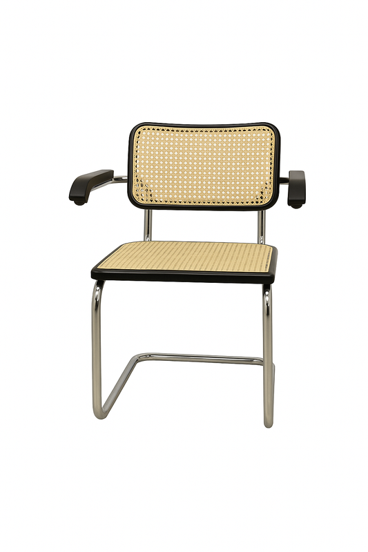 Svart Bauhausstol / Cesca-stol med armstöd, svartmålad sits och ram i trä samt rygg i handvävd rotting, Made in Italy, med kromad stålram – en exklusiv designklassiker som passar perfekt i moderna svenska hem, matsalar och skandinavisk inredning.