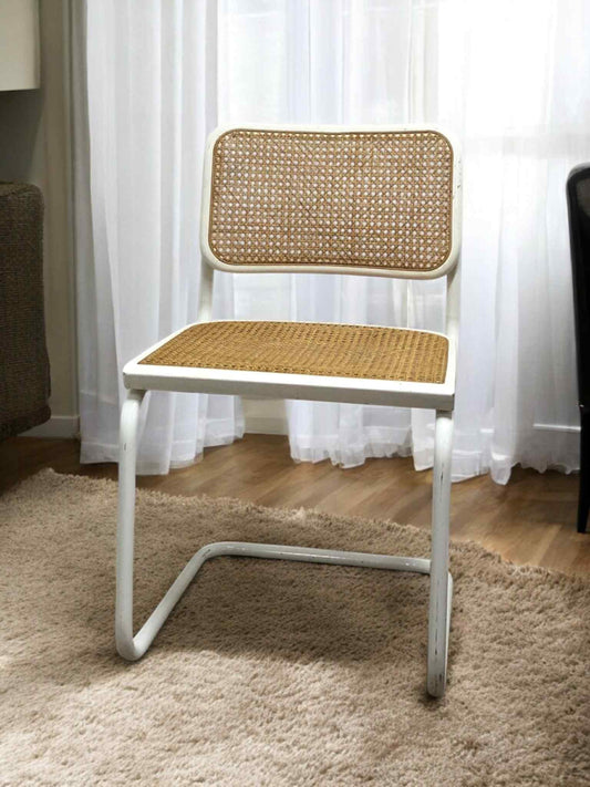 Vit Bauhausstol / Cesca-stol med sits och ram i trä och rygg i handvävd rotting, Made in Italy, utan armstöd – en tidlös designklassiker som passar perfekt i matsalar, kök och modern skandinavisk inredning.