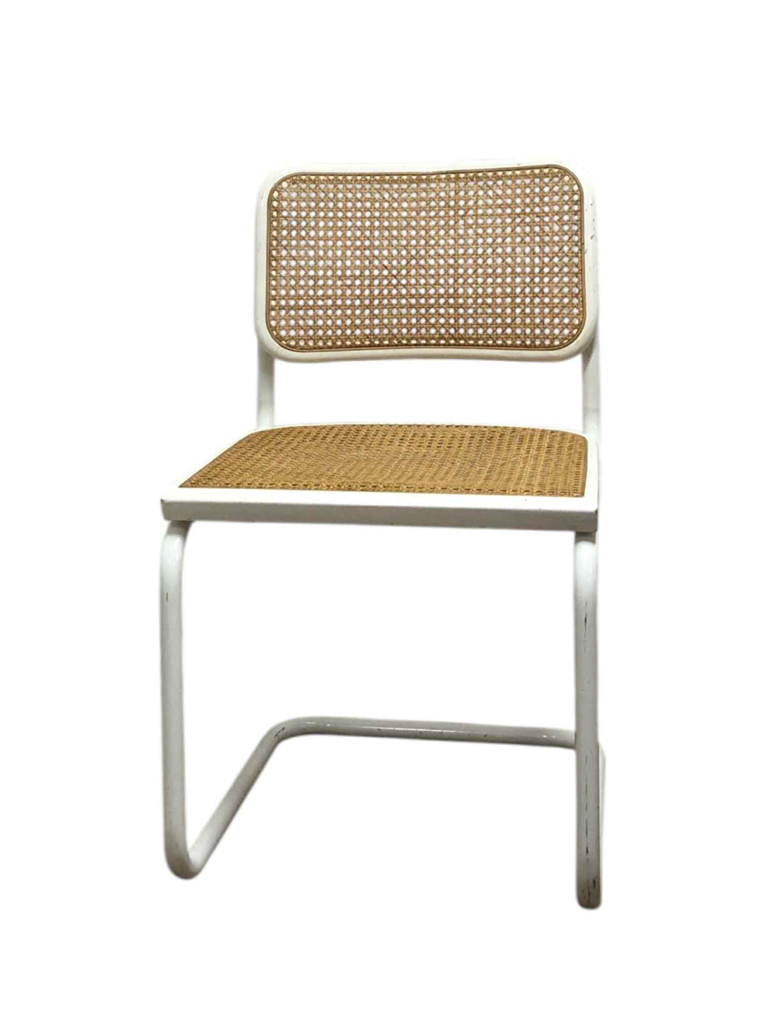 Vit Bauhausstol / Cesca-stol med sits och ram i trä och rygg i handvävd rotting, Made in Italy, utan armstöd – en tidlös designklassiker som passar perfekt i matsalar, kök och modern skandinavisk inredning.