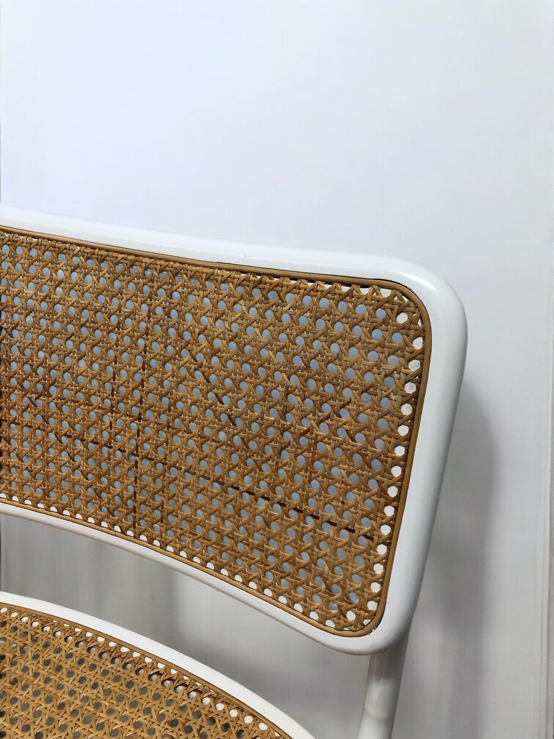 Vit Bauhausstol / Cesca-stol med sits och ram i trä och rygg i handvävd rotting, Made in Italy, utan armstöd – en tidlös designklassiker som passar perfekt i matsalar, kök och modern skandinavisk inredning.